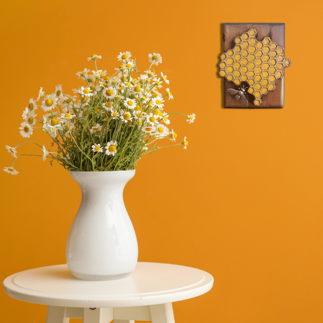 Honeycomb and bee (3D) - Image 5