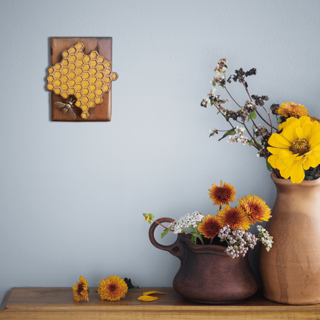 Honeycomb and bee (3D) - Image 4