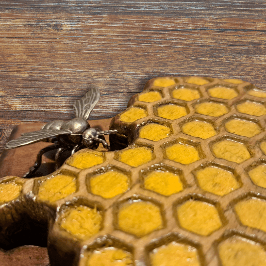 Honeycomb and bee (3D) - Image 3