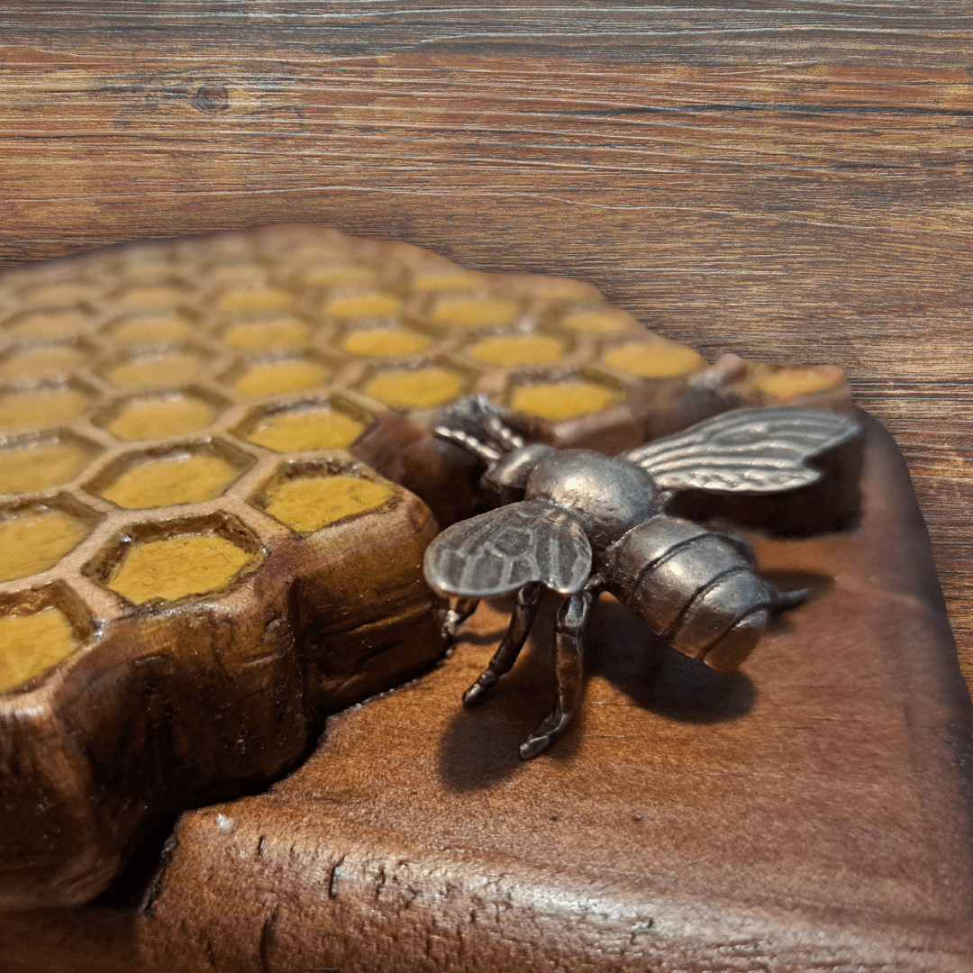 Honeycomb and bee (3D) - Image 2